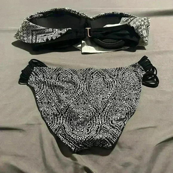 Black and White Bikini - Picture 2 of 4